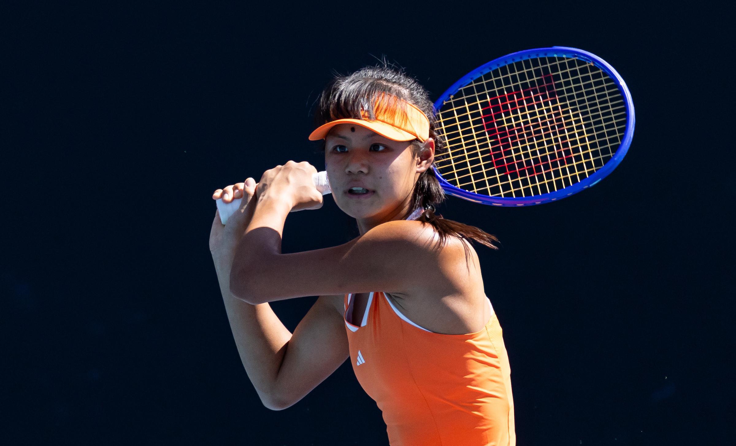 竞技宝app下载-2-0夺15连胜！中国网球15岁天才少女进8强：边哭边扫追赶郑钦文？