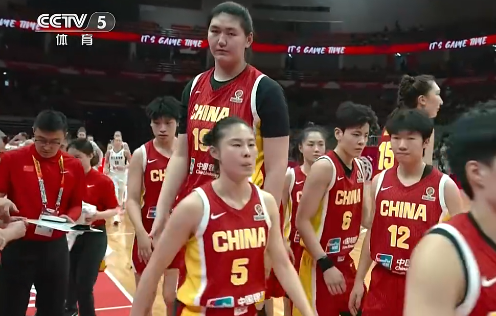 竞技宝官网-中国女篮10分险胜!直通世界杯,产生3个不可思议,宫鲁鸣遭质疑