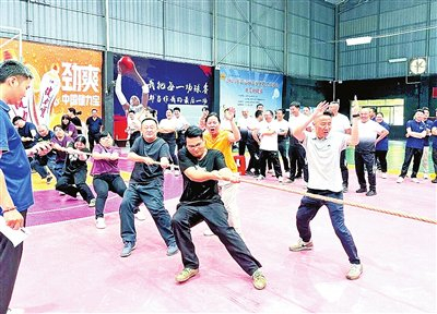 竞技宝官网-云安区举行职工拔河比赛|六都镇爱运球馆|云浮日报|云浮市|广东省|长绳_新浪体育_新浪新闻